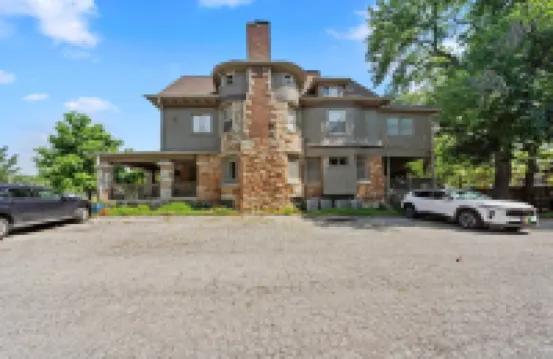 Cozy Midcentury 2Bd - Walk to Restaurants, Westport, & Museums - Free Parking