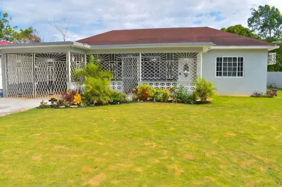 Luxury 3BR Villa w/ Private Pool,Fast Wifi - Near 876 Beach Club Relax in Style! Reggae Walk of Fame and Museum 주변 호텔