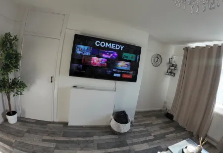 Family friendly luxury Wimbledon 2 bedroom apartment, off the broadway!