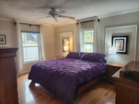 Charming lakefront 3BR 3BA house w/ EV chg in heart of Mt. Dora. Nature abounds.