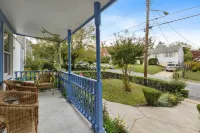 Spacious 8-bedroom house with AC and WiFi in charming Hyattsville East Riverdale住宿飯店