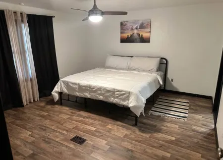 Charming 3-bedroom house in Eufaula with pool table and outdoor dining