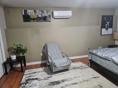 Cozy 2-Bedroom Basement unit Отели рядом с достопримечательностью «Парк Ферри Терминал»