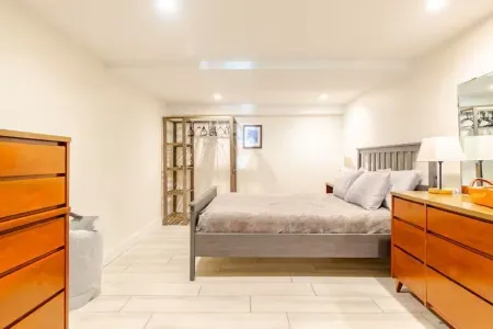 Charming 1-bedroom Guest suite in amazing Manchester-by-the-Sea with WiFi, AC Отели в г. Манчестер-бай--Си