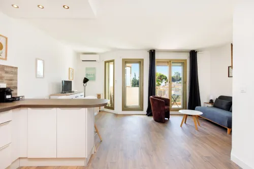 Air-conditioned 39m2 studio close to stores, beach and train station. 10 mn walk to all