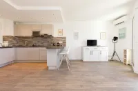 Air-conditioned 39m2 studio close to stores, beach and train station. 10 mn walk to all