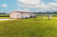 Quiet Farm setting surrounded hundreds of acres of fields. Workers welcome.