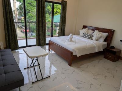 Charming 4-bedroom house with AC and WiFi with power generator during brown outs