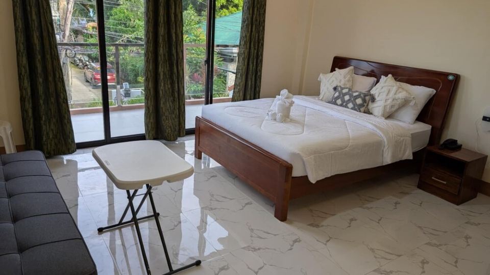 Charming 4-bedroom house with AC and WiFi with power generator during brown outs