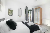 Charming 3-bedroom house in serene Edgware