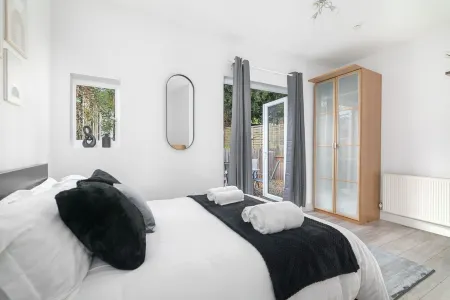 Charming 3-bedroom house in serene Edgware Отели в г. Эджвар