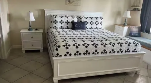 Lovely 1 Bedroom unit on second floor in paradise