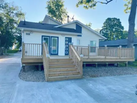 Moderne Home - Memorable, Modern, A Must Book - 4 Bedroom Close to Kinnick