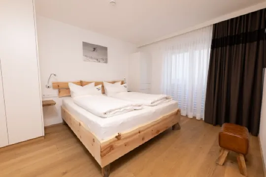 Central, south-facing terrace, mountain view, sauna, ski locker, free summer cable car