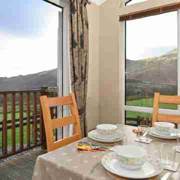 Ty Pren: Cosy Lodge with Panoramic Windows & Mountain Views Dining/Meeting Rooms