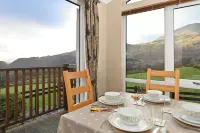 Ty Pren: Cosy Lodge with Panoramic Windows & Mountain Views