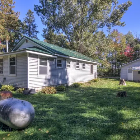 Cozy 2-bedroom cabin in the beautiful Northwoods on Lac Courte Orielles Lake!