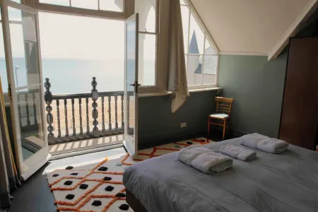 Beach house with private smugglers caves Отели в г. Рамсгит