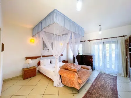 Sublime Villa 4BR 2 mins 2 beach Отели в г. Мсамбуэни