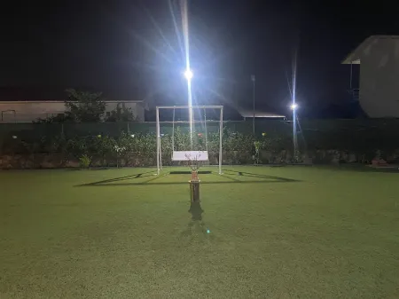 Charming 4-bedroom farmhouse with WiFi, AC in awesome Noida