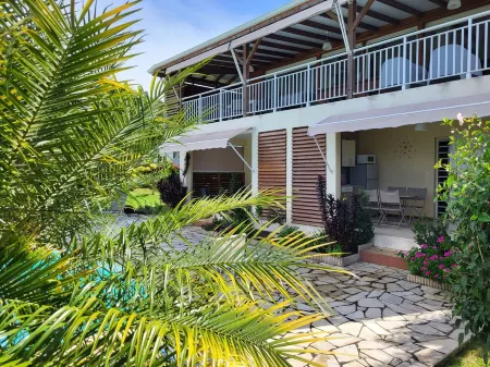 Blue" apartment facing the pool