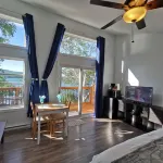 Knotty Pine Cottages, Suites & Motel Rooms Hotel di Victoria County