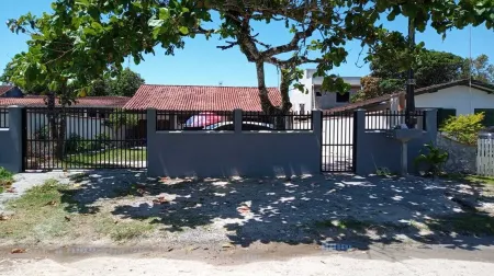 Spacious house 3 minutes from the beach Отели в г. Итапоа