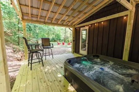Creek side Log Cabin with hot tub in White Sulphur Springs WV Отели рядом с достопримечательностью «The Greenbrier Golf Club»