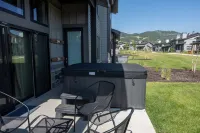 New Luxury Home Sleeps 14 with 2 Bunk Rooms and Hot Tub. Near Skiing and Lake!