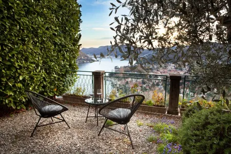 Apartment with fireplace and private terrace overlooking the beautiful panorama Отели рядом с достопримечательностью «Villa Erba, Cernobbio, Italy»