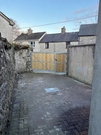 Modern and secure 1-bedroom apartment in Oldcastle - Sleeps 2 -4 people