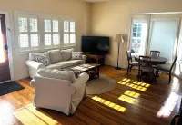 Cottage next to historical home in Lake Oswego