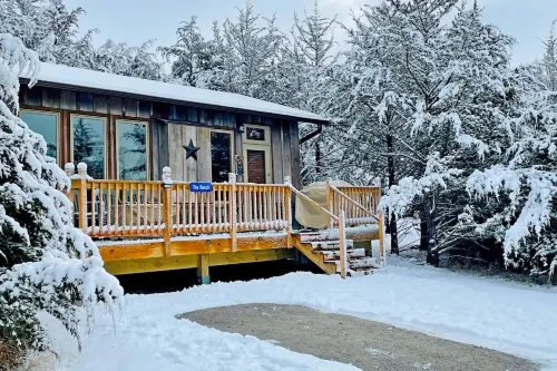 Ranch Cabin w/Hot Tub. Communal Sleeping 2 Queen + Full Trundle