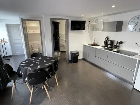 ST PIERRE QUIBERON STUDIO 30 M2 3 MINUTES WALK FROM THE BEACH AND SHOPS