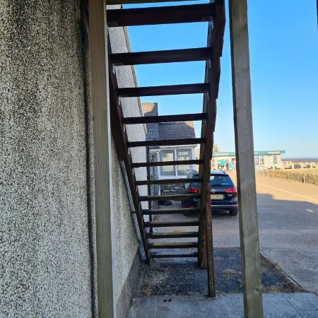 Beachside Apartment with Stunning Sea Views (only a few steps from the beach Отели в г. Пендин