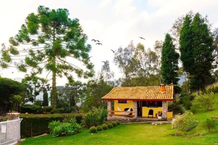 Cozy cabin in São Bento do Sapucaí, beautiful view of Pedra do Baú