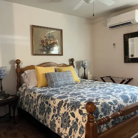 Couples retreat~two minute walk to historic downtown Square~Centrally located.