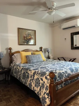 Couples retreat~two minute walk to historic downtown Square~Centrally located.