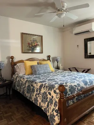 Couples retreat~two minute walk to historic downtown Square~Centrally located.