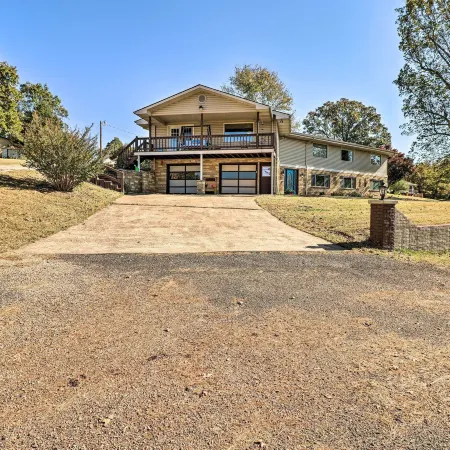 Large Home w/ Games: 4 Mi to Bull Shoals Lake!