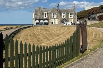 House - Sleeps 10 - Parking - 5Mins to Golf Course  호텔