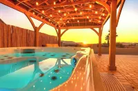 Private 6-Br Lake Oasis · 2 Hot Tubs · Game Room · Views · Near London Bridge