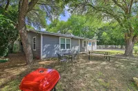 Utopia Family Home, 2 Blocks to Utopia Park! - parking
