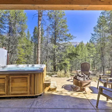 Walk to Lift: Luxe Villa w/ Hot Tub in Copper Mtn