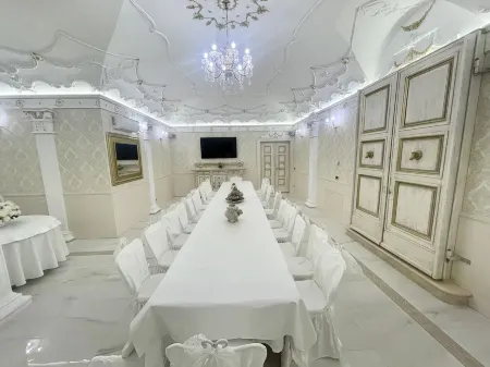 Pool, Jacuzzi and Events Room - Charming Villa in Umbria - Sleeps 24 - Lake View Отели в г. Монтефьясконе