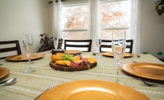 Lakehouse HOT TUB 8 Miles TO Downtown ON 60 Acres