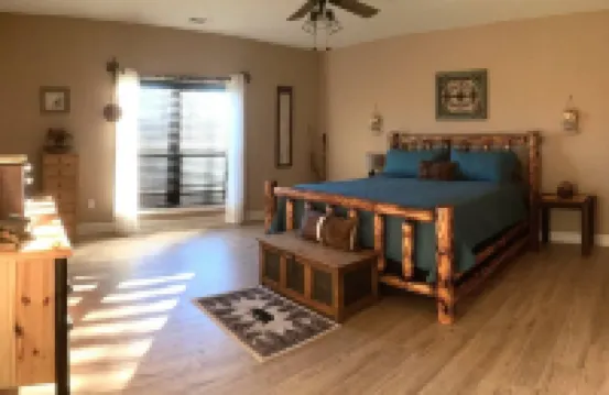 Private Retreat on 7 Acres, Mountain Views, Firepit, King Bed, Sleeps 6.