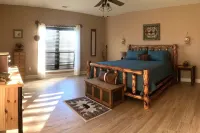 Private Retreat on 7 Acres, Mountain Views, Firepit, King Bed, Sleeps 6.