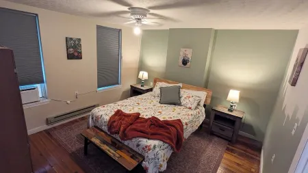 Relaxing Rustic Oasis II -  6 Min Walk to Downtown! Cyclist Welcomed!