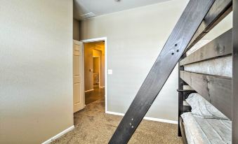 Spacious Aurora House w/ Yard ~ 10 Mi to Dia!